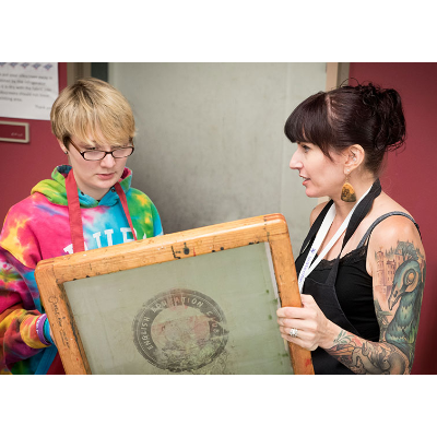 Discussing a silk screen