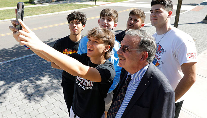 Students taking selfie with President Bitterbaum