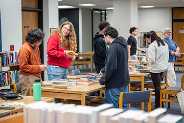 Students' volunteers receiving donations for RDR