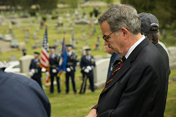 Erik attends memorial service